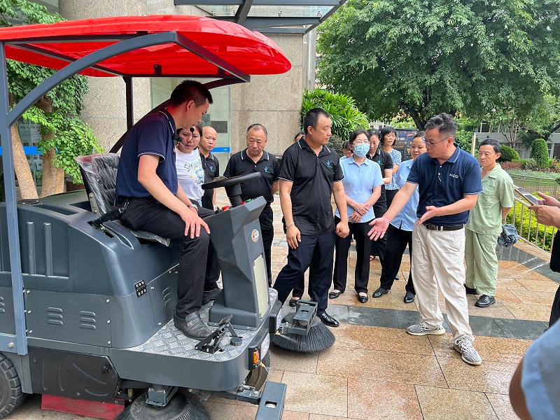 Xe quét rác ngồi lái có mái che