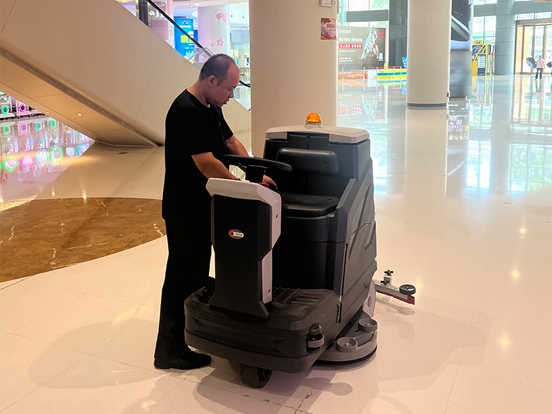 Máy chà sàn ngồi lái
