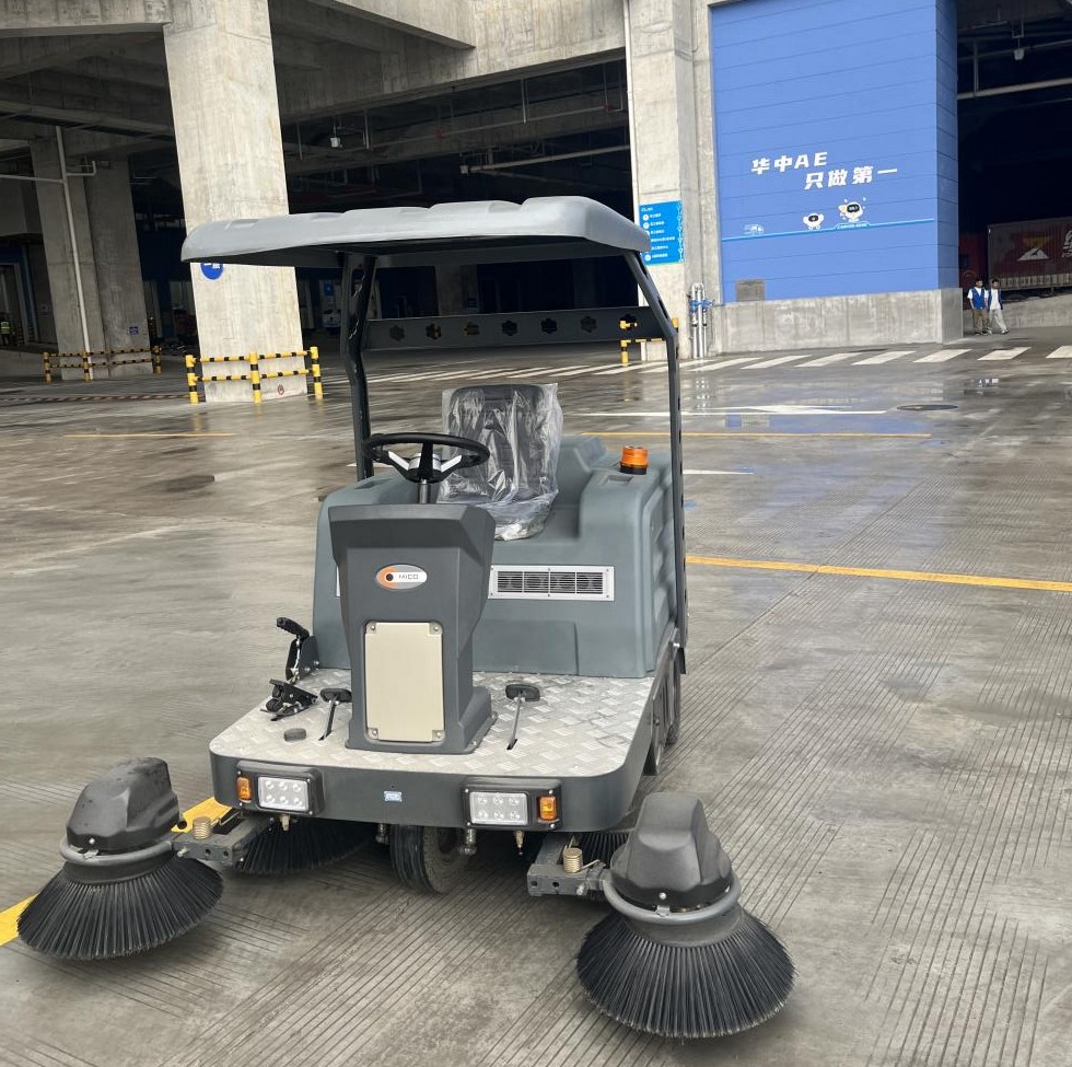 Xe quét rác ngồi lái