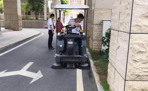 Xe quét rác ngồi lái